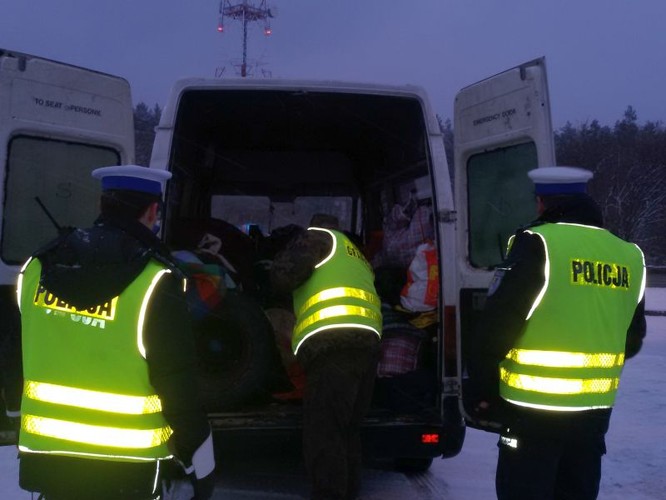 Mundurowi przeszukują busa, którym podróżowały 43 osoby