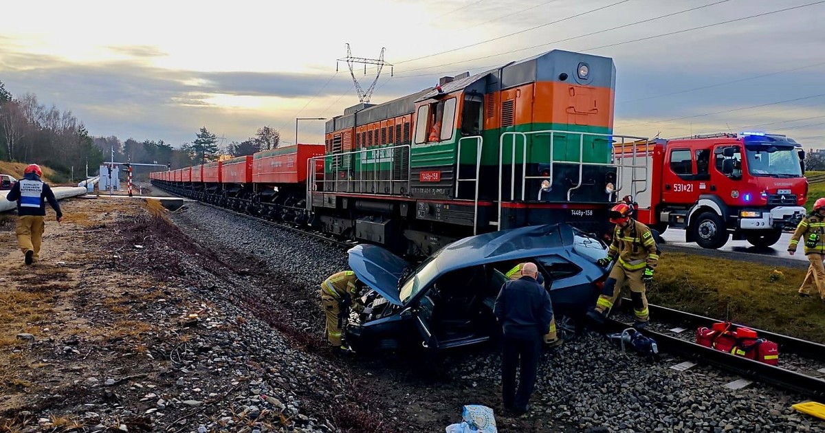 Nie zauważył czerwonego światła. Samochód nadział się na zderzak pociągu