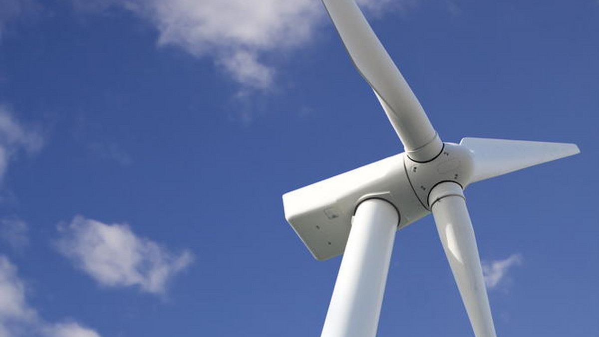 Inwestowanie w niskowęglowe technologie energetyczne pozwoli wygenerować oszczędności nawet rzędu 100 mld funtów w stosunku do energetyki opartej na gazie – oświadczył brytyjski rządowy Komitet ds. Zmian Klimatu w opublikowanym w czwartek raporcie.