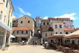 Žena se nepropisno parkirala u Herceg Novom - kad su videli poruku na šoferšajbni, zanemeli su