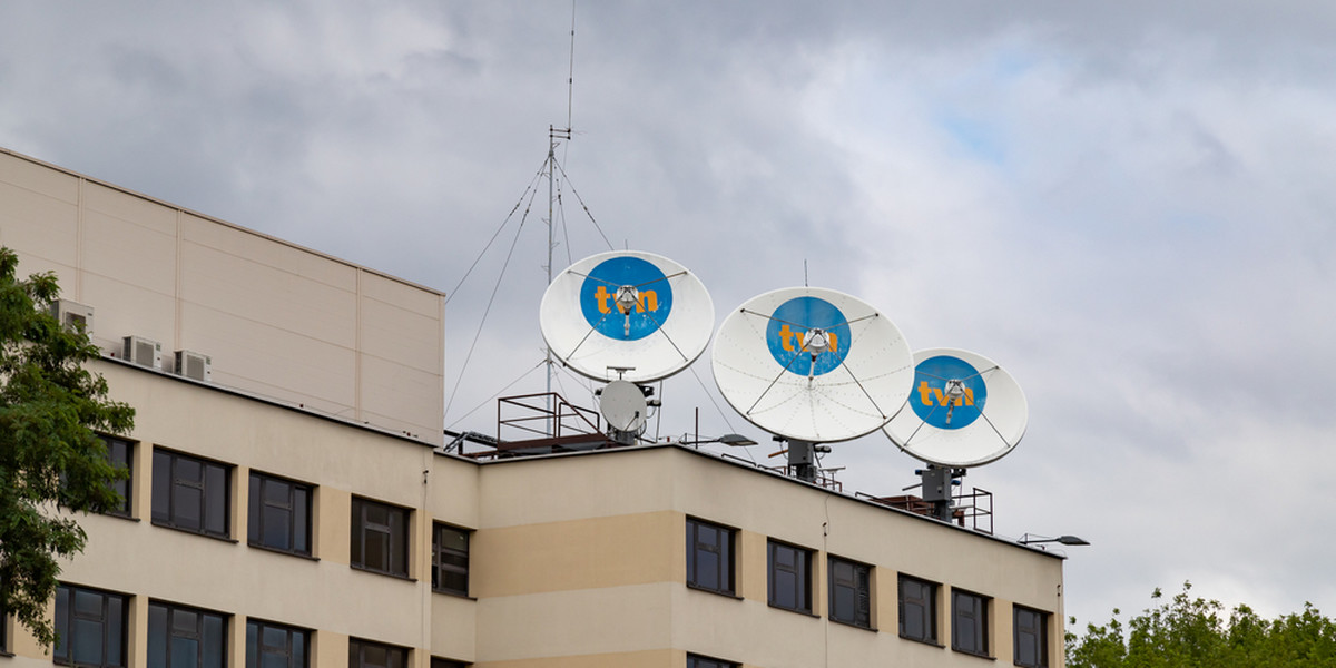 W oświadczeniu politycy stwierdzają, że przyjęcie nowelizacji ustawy medialnej w efekcie wyrzuciłoby z polskiego rynku amerykańską firmę Discovery, będącą "właścicielem TVN24, największego w kraju niezależnego kanału informacyjnego".
