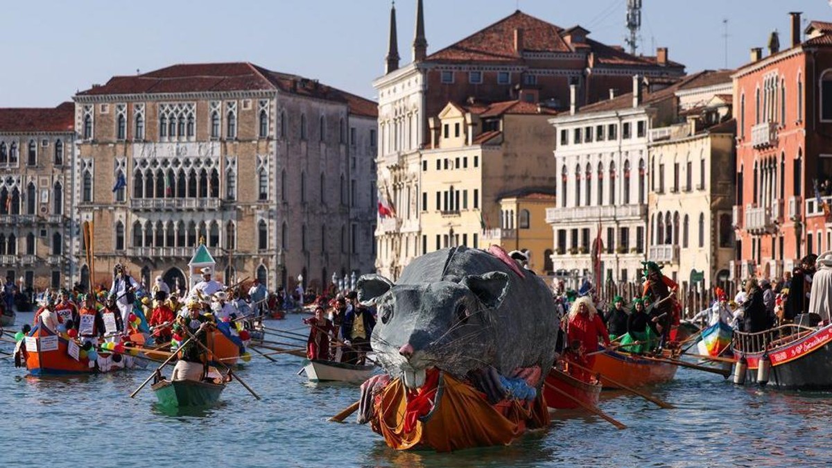 Čamac prevozi „Panteganu“, velikog pacova, preko Velikog kanala tokom Venecijanskog karnevala | Foto: REUTERS/Claudia Greco