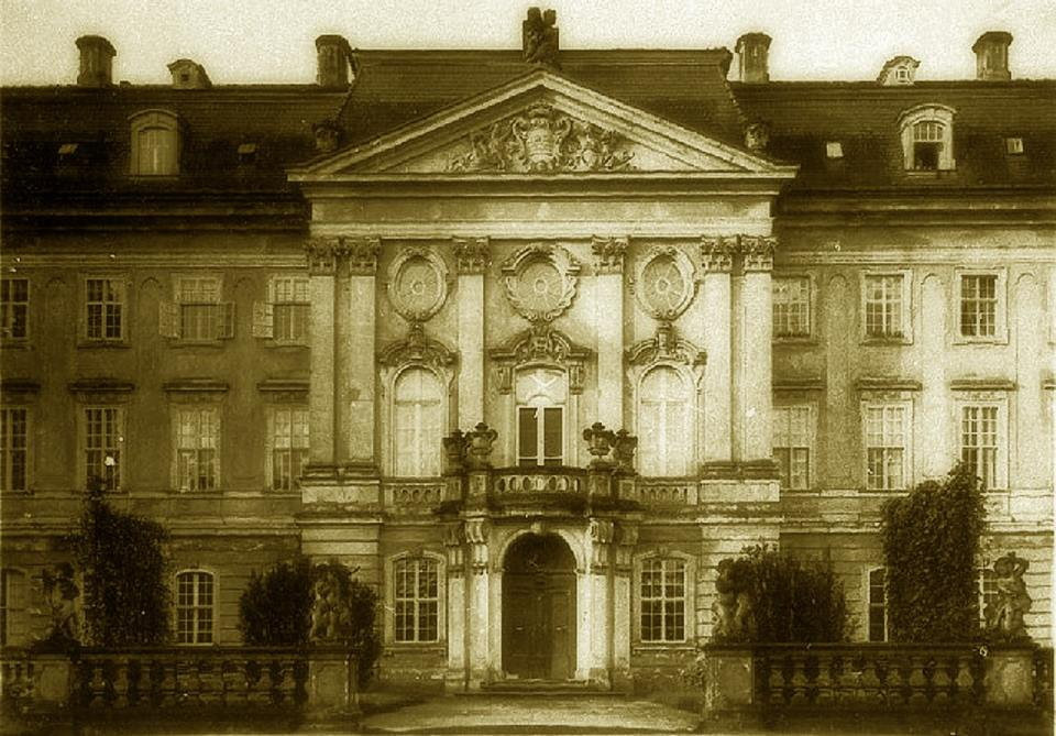 Radomierzyce - pałac, niezwykła historia i tajemnicze archiwa - Podróże