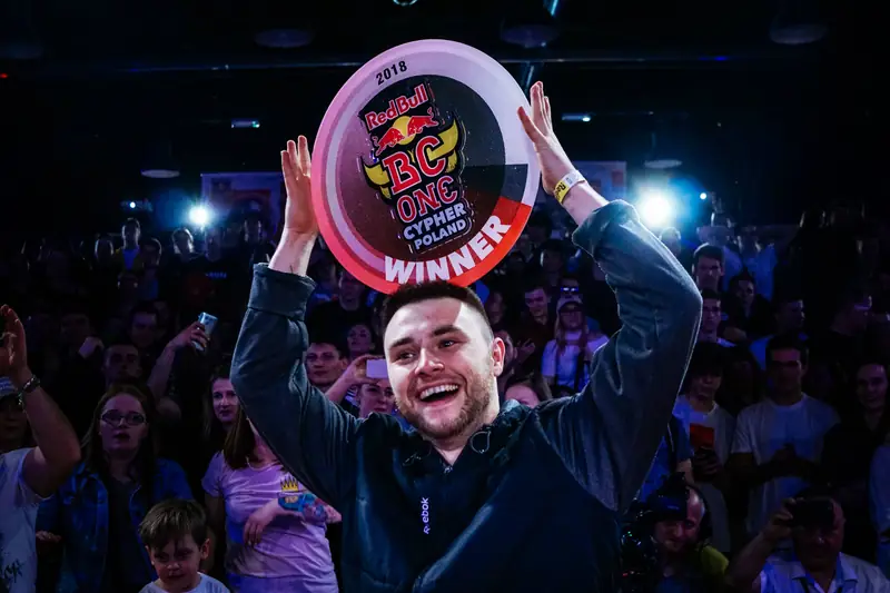 B-Boy Kostek po zgarnięciu trofeum polskiego finału Red Bull BC One