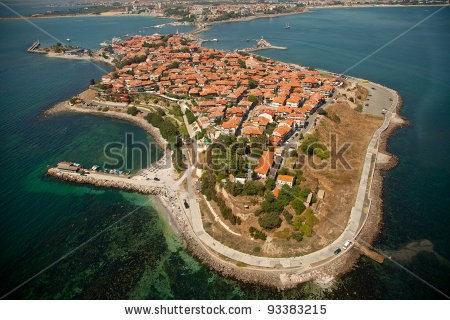 1. BUŁGARIA (239 litrów benzyny, 239 litrów diesla). Taniej na stacjach w Unii Europejskiej jest tylko w Chorwacji i Estonii. Ceny benzyny i diesla są tu na takim samym poziomie. Za litr Pb95 i ON trzeba zapłacić tu po 5,49 zł. Bułgarzy nie mogą poszczycić się natomiast wysokimi zarobkami. Przeciętne wynagrodzenie sięga tu bowiem 1312 zł netto. Na zdj. Miasto Nesebyr w Bułgarii z lotu ptaka