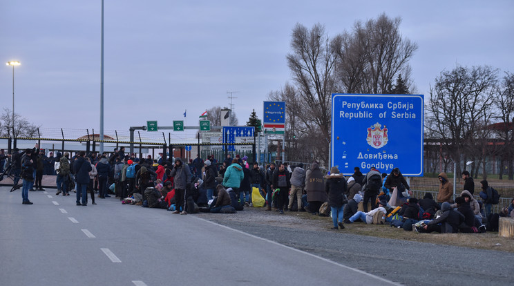 A külföldiek több száz fős csoportja, miután nem engedték be őket, letelepedtek a kerítés tövében /MTI Molnár Edvárd  (2)