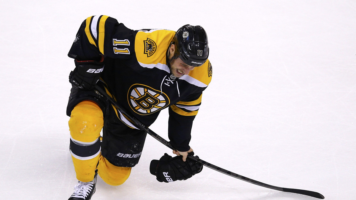 Gregory Campbell poświęcił się dla Boston Bruins i przyjął potężny strzał na własne ciało w meczu numer trzy pomiędzy Niedźwiadkami i Pingwinami. Bruins wygrali 2:1 i są o krok od awansu do  finału. Napastnik bostończyków złamał nogę i nie zagra już do końca sezonu.