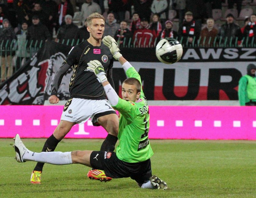 Wykopują Sandomierskiego z Genk