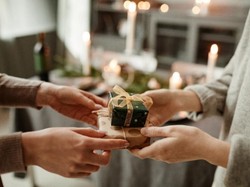 Podatek od prezentu? To możliwe, jeśli Mikołaj był wyjątkowo hojny. Sprawdź zasady!