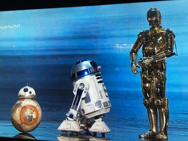 "Gwiezdne wojny" na Oscarach, czyli jak BB-8, R2D2 i C-3PO brylowały na czerwonym dywanie [WIDEO]