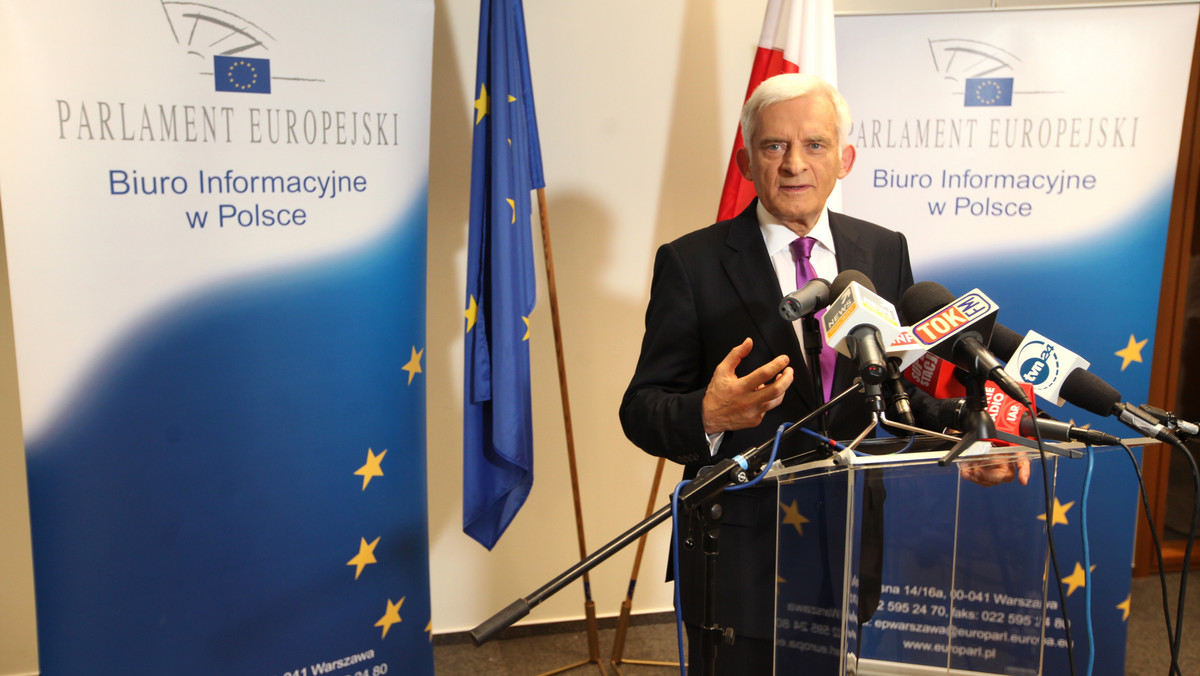 Prezydencja to dobra okazja, by pokazać, jak można dzięki solidarności dać sobie radę w niełatwych czasach - mówił w Warszawie szef PE Jerzy Buzek. Według niego, solidarność potrzebna jest w obliczu wszelkich zagrożeń, a w obliczu kryzysu może uchronić.