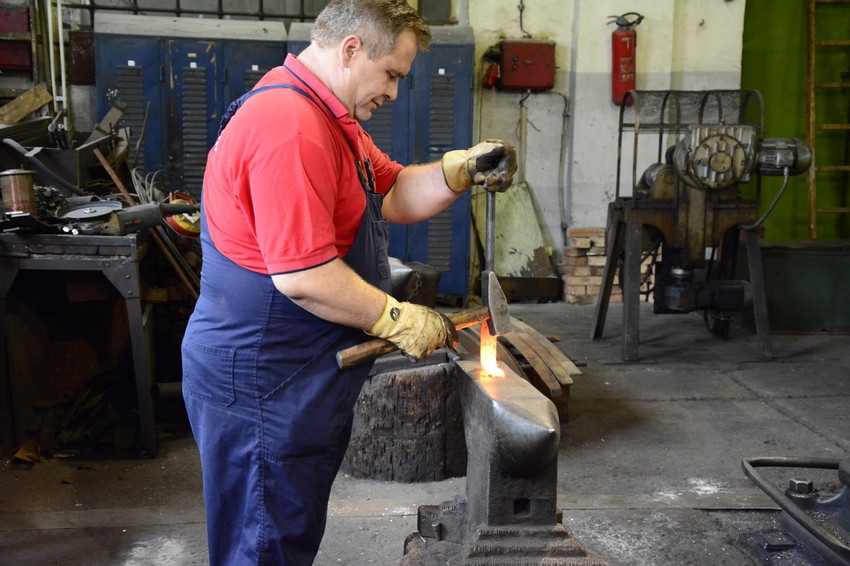 Živojin Savatić čekićem oblikuje gvožđe