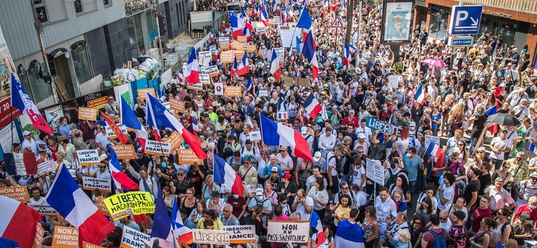 Protesty przeciw przepustkom sanitarnym we Francji. "Macron spadaj"