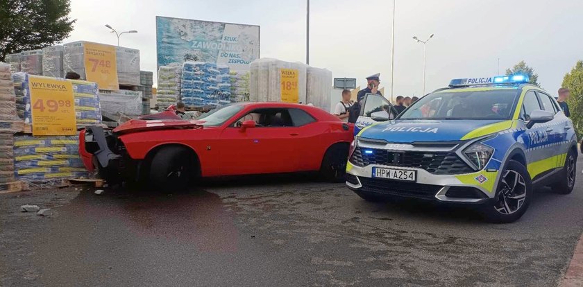 Pijany szpanował bryką, źle skończył. "Mój ojciec jest policjantem!". Szokujące nagranie