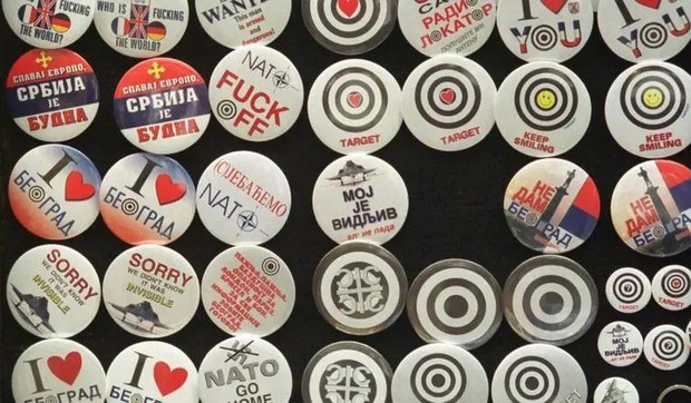 Bedževi koji su prodavani na ulicama Beograda za vreme NATO bombardovanja 1999. | Foto: Getty Images