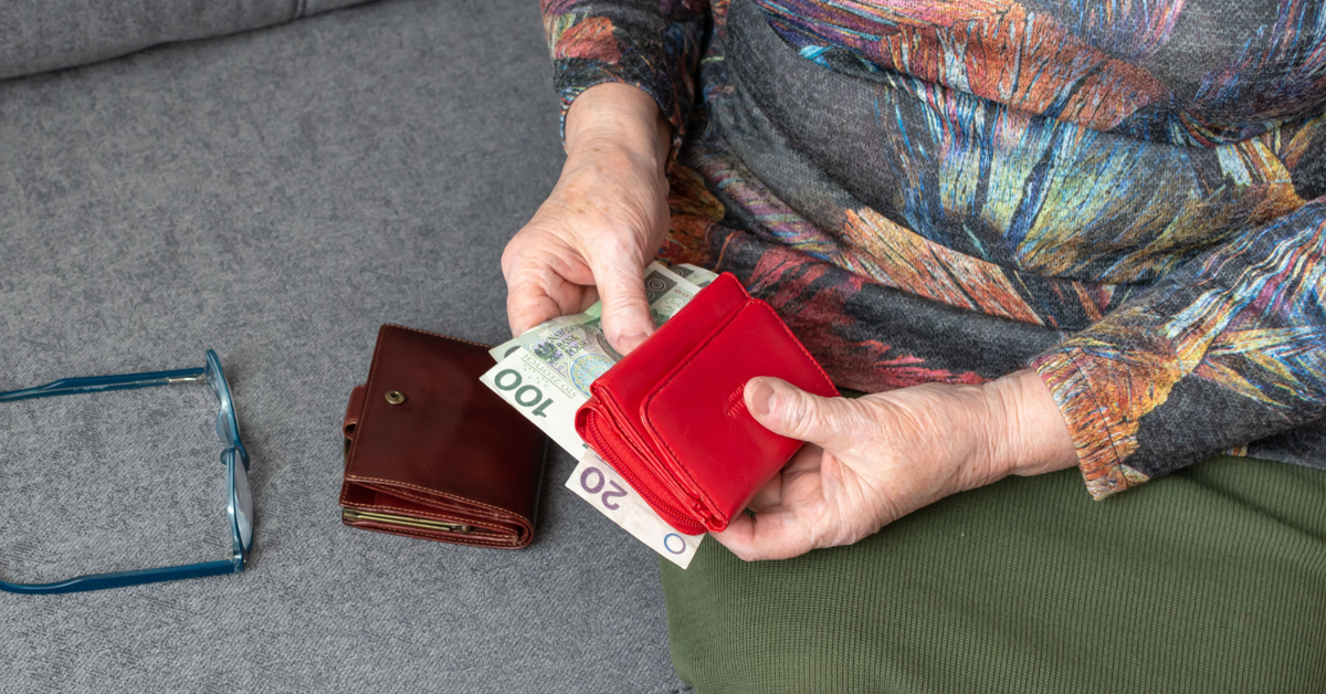 ZUS wypłaca 500 plus seniorom. Jednak nie wszyscy mogą dostać świadczenie. Sprawdź, jakie warunki trzeba spełnić