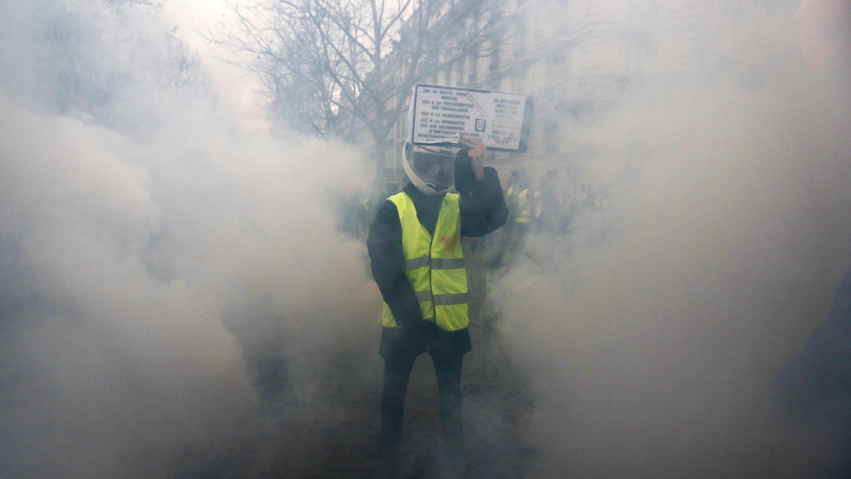 Oszczerstwem nazwał rzecznik Kremla Dmitrij Pieskow doniesienia o możliwym udziale Rosji w podsycaniu protestów antyrządowych we Francji. Podkreślił, że Rosja się nie wtrącała i nie zamierza się wtrącać w sprawy żadnego kraju, w tym Francji.