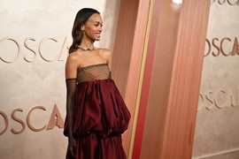 ZOE SALDANA STIGLA NA OSKAR 2025 U NAJČUDNIJOJ I NAJIZAZOVNIJOJ HALJINI IKADA! Pojavila se BEZ BRUSHALTERA u toaleti KULTNOG BRENDA i mnogi njeno izdanje ne razumeju, ali joj prognoziraju da večeras PIŠE ISTORIJU