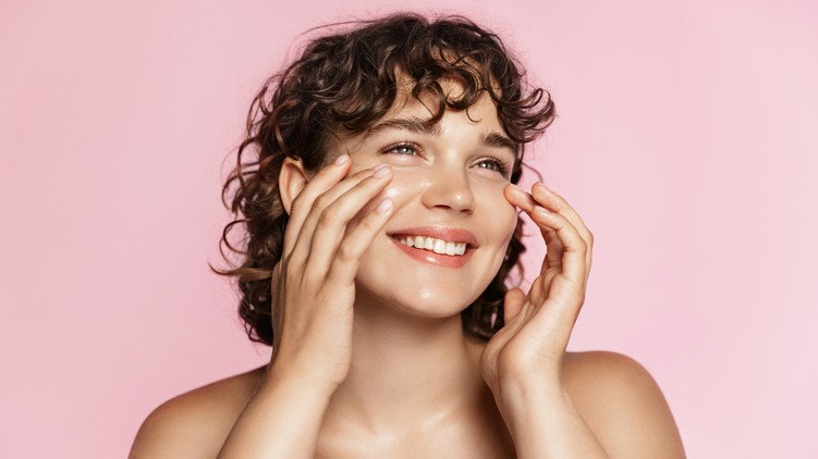 bőrgyógyász, hámlasztás, retinol AHA,BHA, retinol, akné