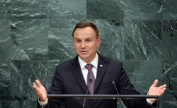 Połowa Polaków dobrze ocenia pracę prezydenta Dudy. Mniej zadowolonych z premier Szydło [SONDAŻ]