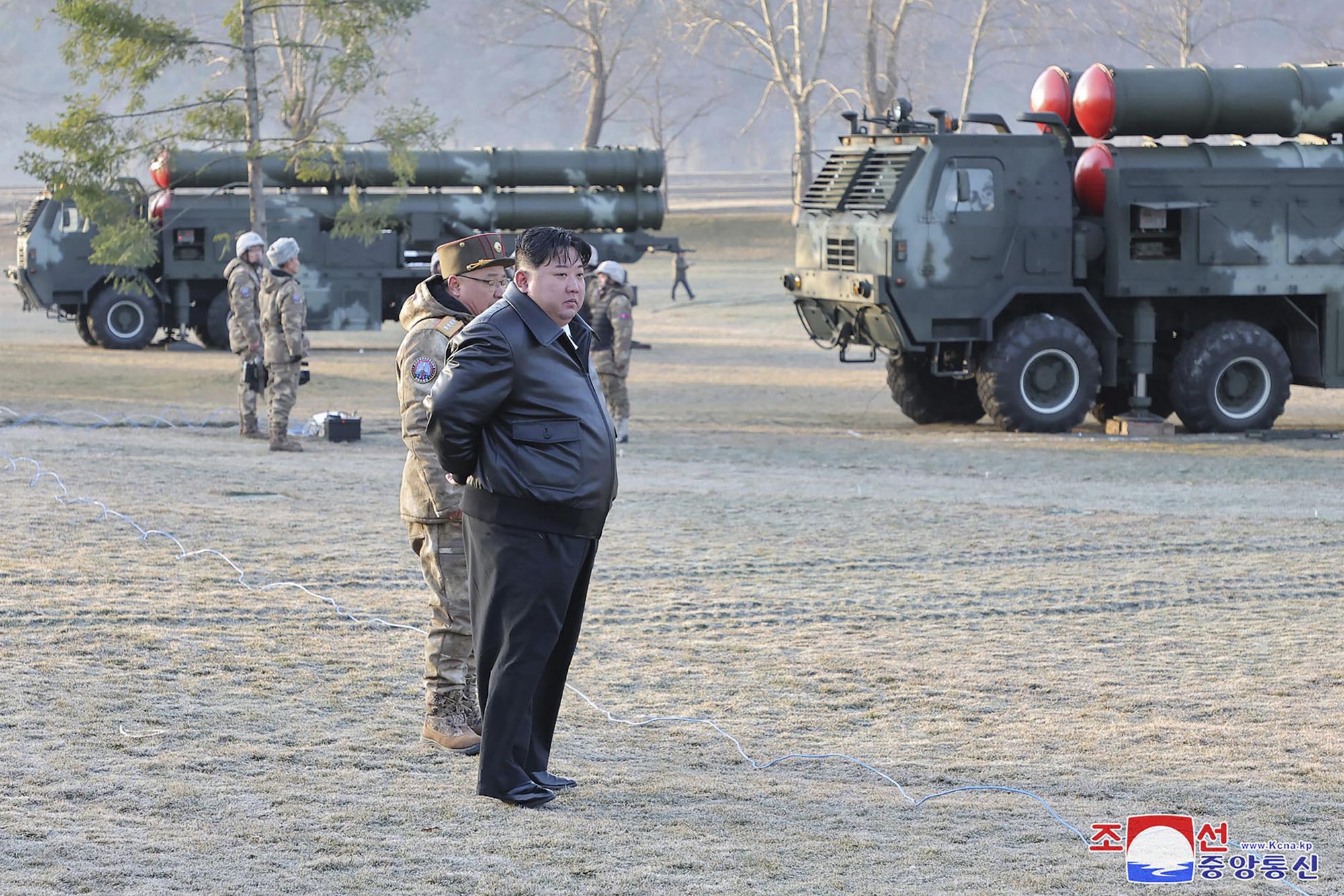 Severokórejský vodca Kim Čong-un dohliadal na sériu palebných cvičení delostreleckých jednotiek na západe krajiny.