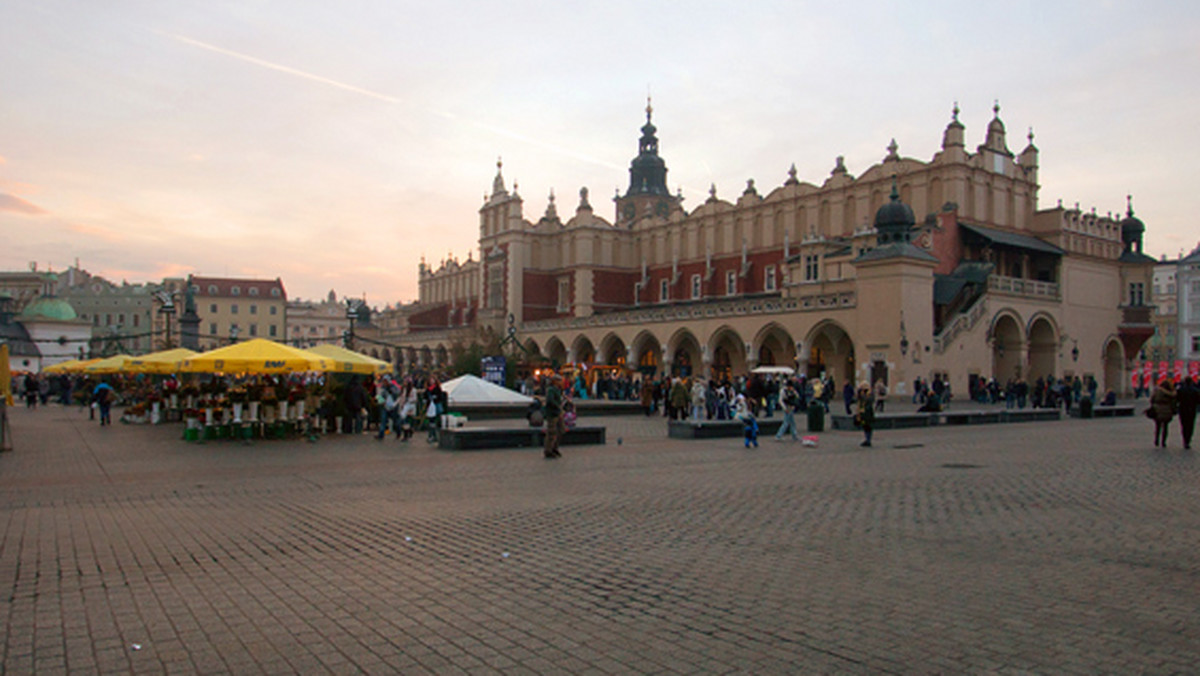 Władze Krakowa otrzymały studium rozwoju transportu miasta, w tym budowy metra. Wynika z niego, że pod uwagę są brane tylko dwa rozwiązania – rozwój krakowskiego szybkiego tramwaju (KTS) lub jedna linia metra (wschód-zachód) plus tzw. metrobus. Dokument jest na razie zarysem pewnej koncepcji. Wciąż zatem nie wiadomo, czy metro pod Wawelem w ogóle powstanie.