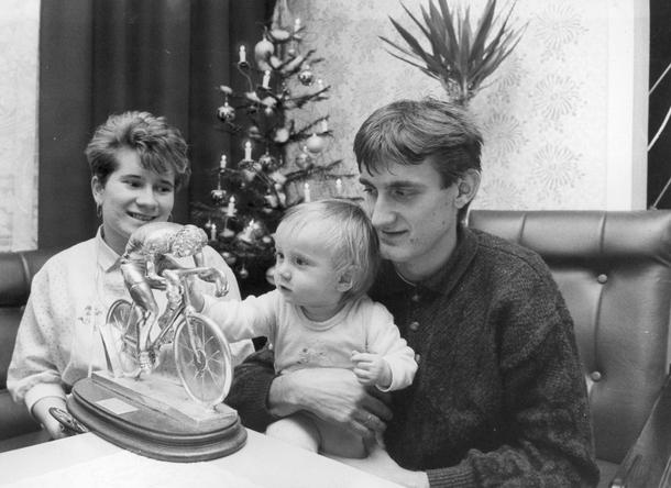 Niwki, 26.12.1989. Joachim Halupczok z żoną Barbarą i synkiem. 