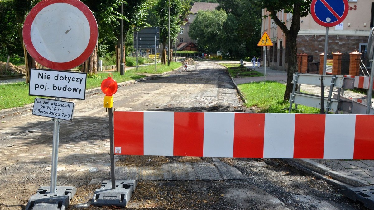 Gorzowskie drogi po wakacjach wyglądają jak plac budowy, co irytuje kierowców i zmusza ich do stania w korkach. Aż w ośmiu miejscach toczą się roboty drogowe. Zobacz, gdzie drogi są wyłączone z ruchu i jak skorzystać z objazdów.