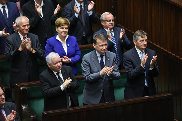 Od lewej: poseł PiS Krzysztof Tchórzewski, prezes PiS Jarosław Kaczyński, wiceprezes PiS Beata Szydło, szef KP PiS Mariusz Błaszczak, poseł PiS Leonard Krasulski i wicemarszałek Sejmu Marek Kuchciński w sali plenarnej Sejmu podczas uroczystości zaprzysiężenia Andrzej Dudy.