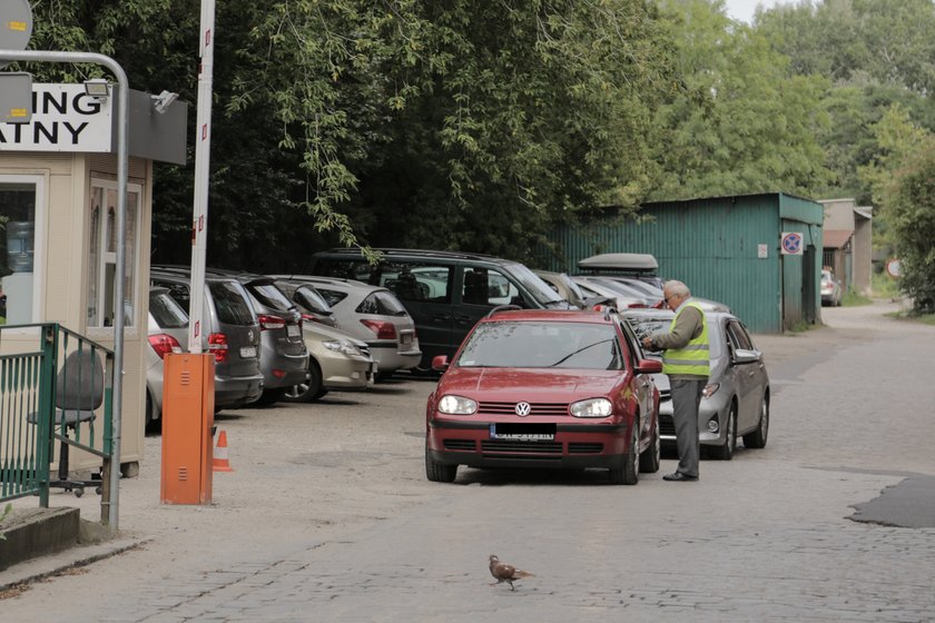 Płatny parking pod szpitalem przy Grabiszyńskiej