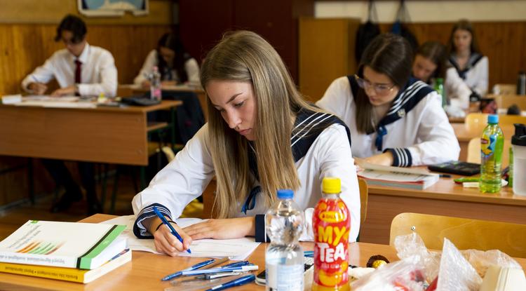 Diákok a matematika írásbeli érettségi vizsgán a győri Kazinczy Ferenc Gimnázium és Kollégiumban 2024. május 7-én. Fotó: MTI/Krizsán Csaba