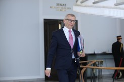 Agresywny mężczyzna w biurze senatora Kwiatkowskiego. 'Wyjął nóż i zaczął nim wymachiwać'