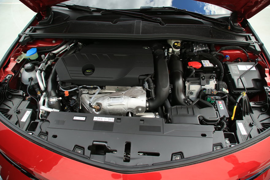 Do napędu hybrydowej wersji Astry wykorzystuje się dwa silniki: doładowanego benzyniaka o mocy 150 KM i 110-konnego elektryka. Moc systemowa wynosi 180 KM.