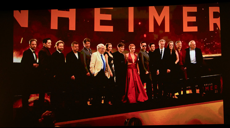 Haumann Máté jobbra a piros öltönyében látható az Oppenheimer többi sztárjával/Fotó: UIP-Duna Film/Universal/Getty Images