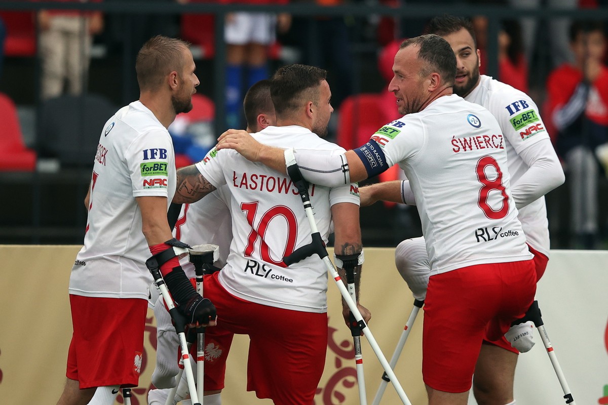 Radość piłkarzy reprezentacji Polski po zdobytej bramce podczas ćwierćfinałowego meczu mistrzostw Europy w amp futbolu z Francją w Krakowie