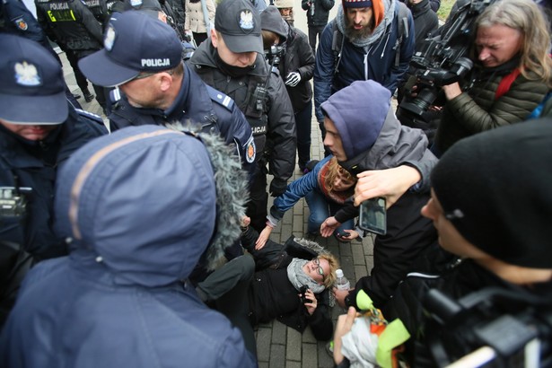 Interwencja policji w sprawie blokady siedziby Dyrekcji Generalnej Lasów Państwowych w Warszawie przez członków grupy „Obóz dla Puszczy”.