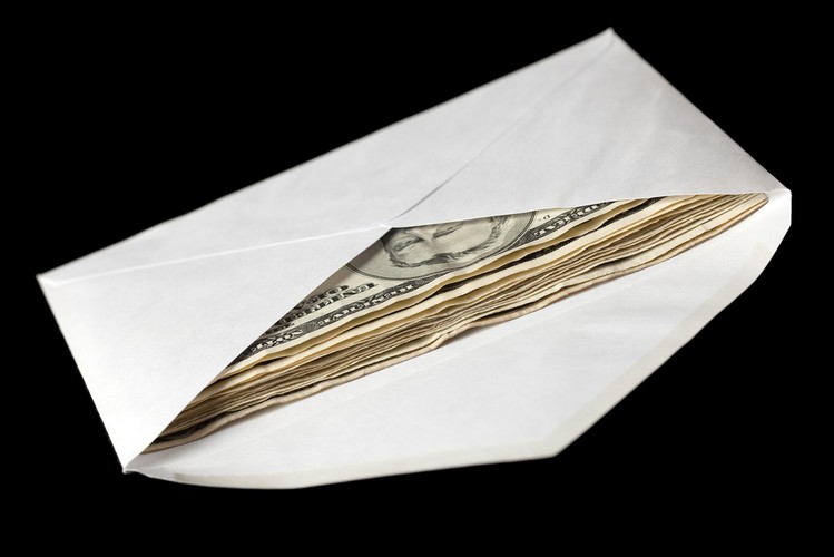 „Nie będziesz naginał prawa, nie będziesz stronniczy i podarku nie przyjmiesz, gdyż podarek zaślepia oczy mędrców i w złą stronę kieruje słowa sprawiedliwych” (Pwt 16, 19). Judaizm rozszerzył również pojęcie przekupstwa, tłumaczy rabin Herberger. Problem dotyczy np. posiadania akcji przez komentatorów, którzy swoimi decyzjami wpływają na rzeczywistość rynkową.