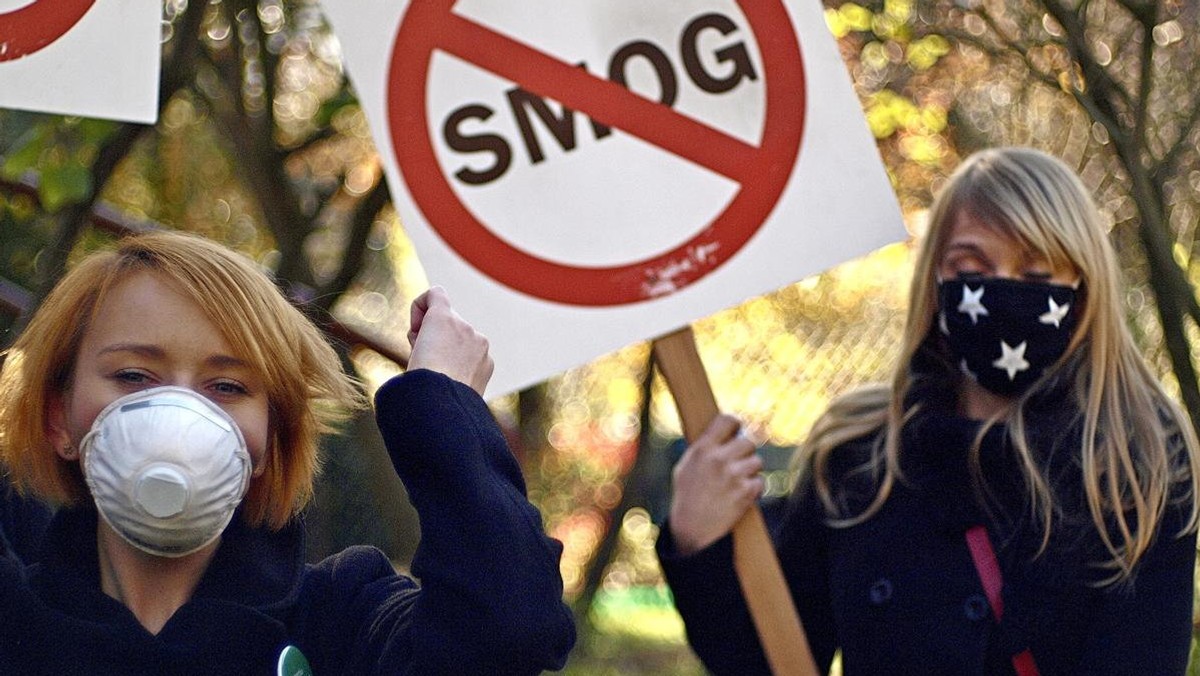 W tym sezonie grzewczym tak dużego smogu na Dolnym Śląsku jeszcze nie było. Zanieczyszczone powietrze daje się we znaki mieszkańcom Legnicy, gdzie zanotowano wczoraj 237 mikrogramów pyłu zawieszonego PM10 na metr sześcienny. To prawie 5,5 razy więcej smogu niż dopuszczalne normy.