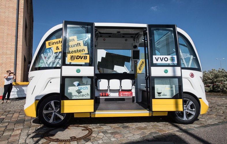 Aby zademonstrować reakcję autonomicznego autobusu na przeszkody, w teście biorą udział wolontariusze, którzy symulują ruch uliczny na przejściach dla pieszych.