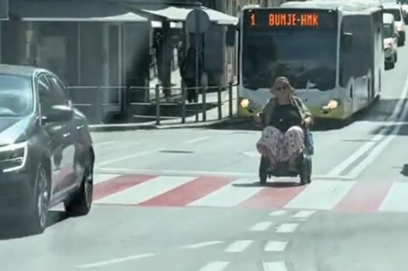 Prizor sa prometne ulice zaprepastio region! Žena u invalidskim kolicima "upala" u saobraćaj pa postala HIT: "Svakako bolje vozi od 90 posto vozača"! (VIDEO)