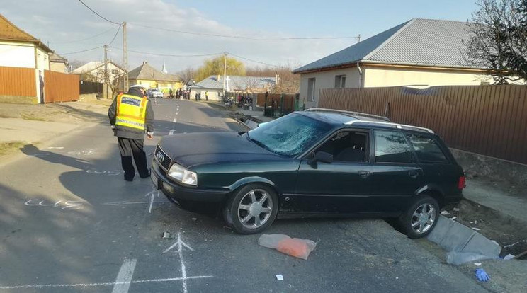 Árokba hajtott egy kocsi, a balesetben 5 munkás és a 2 autóban utazó személy is megsérült / Fotó: Police.hu