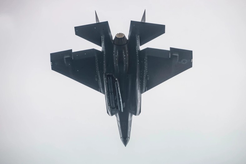 Amerykański samolot F-35C z bombami GBU-53 Small Diameter Bomb-II (SDB II) w komorze na uzbrojenie.