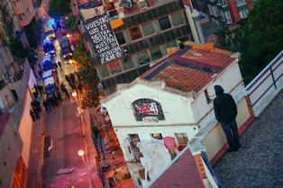 Dzicy lokatorzy w Hiszpanii. Doszło do pięciogodzinnej bitwy z policją