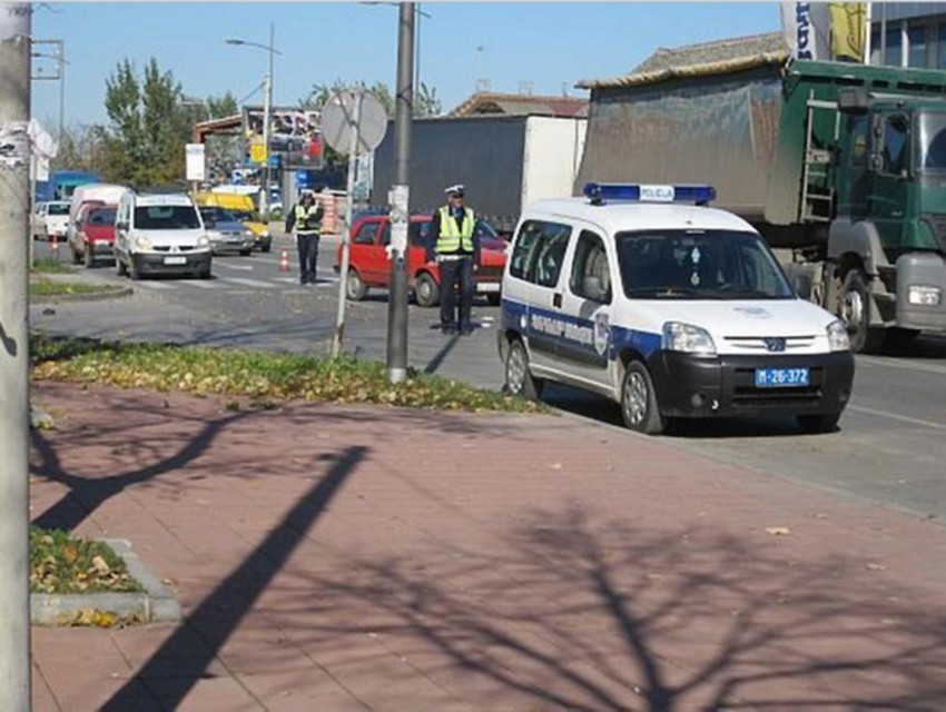 Jedan automobil se zaustavio da propusti devojčice, ali ne i „jugo“: Uviđaj u Temerinskoj ulici