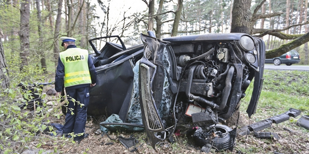 Jechali na majówkę, wbili się w drzewo! Auto koziołkowało