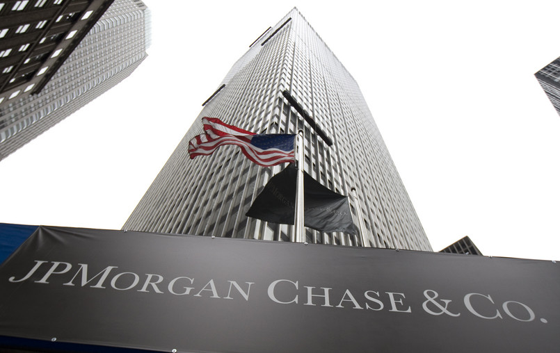 Notowania amerykańskiego banku JPMorgan Chase spadły przeszło 6 proc. podczas handlu w Europie po doniesieniach gazety „New York Times”, iż jego straty z transakcji na derywatach wzrosły do prawie 9 mld dolarów.