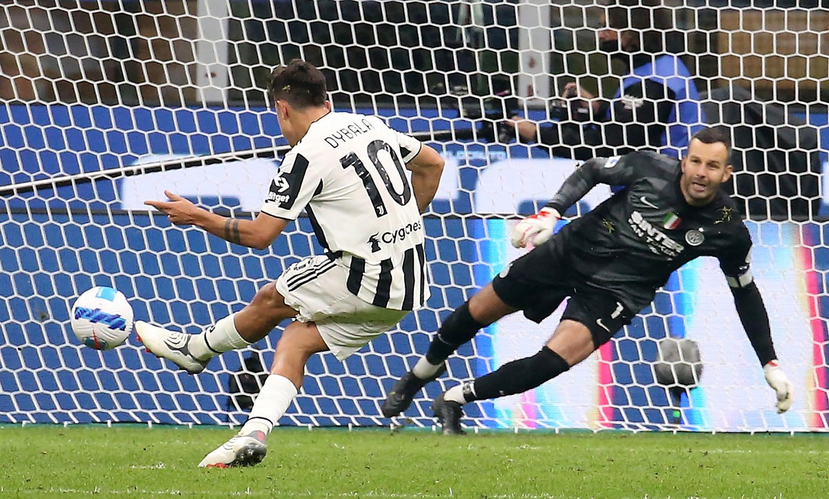 Paulo Dybala strzela gola z rzutu karnego