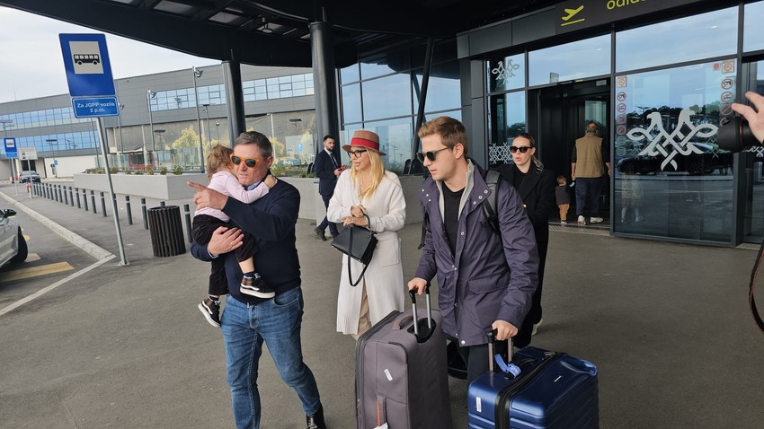 Piksi sa porodicom na aerodromu