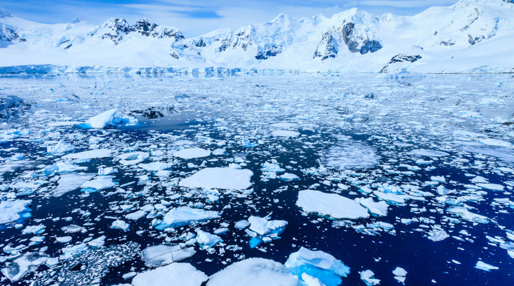 Az Antarktiszt körülölelő tenger olvadó jege. A jelek most arra utalnak, hogy a déli kontinens tengeri jégtakarójának 2016 óta megtapasztalt abnormális csökkenése válik az új normává. A cirkumpoláris áramlat évmilliókig elválasztotta a meleg északi vizeket a hideg sarki óceántól, de lehet, hogy ez megváltozik. / Fotó: Getty Images