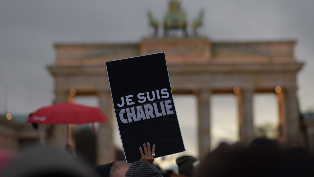 "Berlin jest Charlie" - 18 tys. osób zebrało się na Placu Paryskim pod Bramą Brandenburską w Berlinie, aby złożyć hołd ofiarom zamachów dokonanych w minionych dniach w Paryżu przez islamistycznych terrorystów.